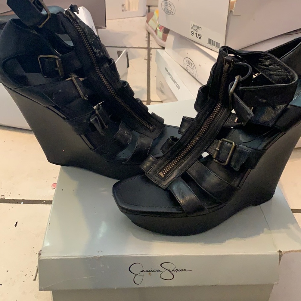 Black wedges